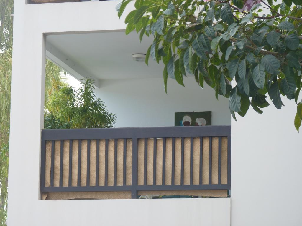 Au Meuble Des Roches Apartment Saint-Gilles-les Bains Luaran gambar